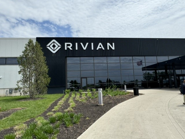 IllinoisEDC's tweet image. Great to have our Chairman @johnatkinsonil take part in today’s momentous announcement that Rivian is investing $1.5B in its #NormalIL facility.

Thank you to @Rivian CEO @RJScaringe for his vision and commitment to this impressive #Illinois #manufacturing facility that will
