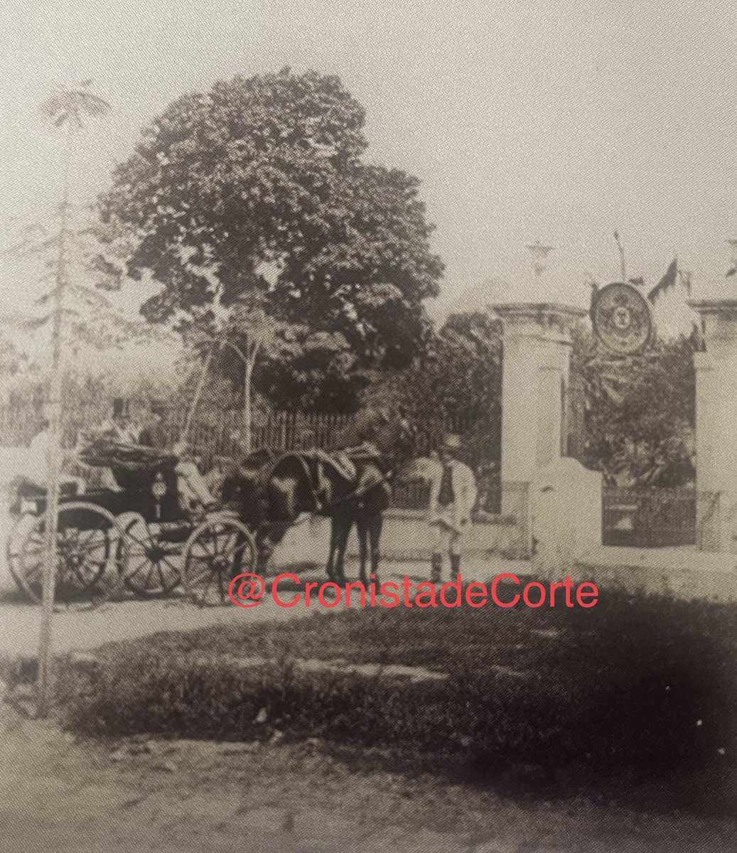 Aquí hay dos interesantes imágenes del ingreso a la legación de México en Brasil durante la misión diplomática de Pedro Escandón. Se aprecia sobre el arco la placa con el escudo imperial mexicano y a don Pedro que llega en su carruaje. No tuvo una misión exitosa por la frialdad…