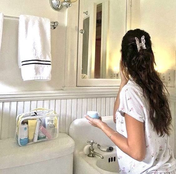 ttpdstudies's tweet image. responda com "." pra uma cor, eu peguei: rosa 

- personagem 
- comida 
- flor
- estética