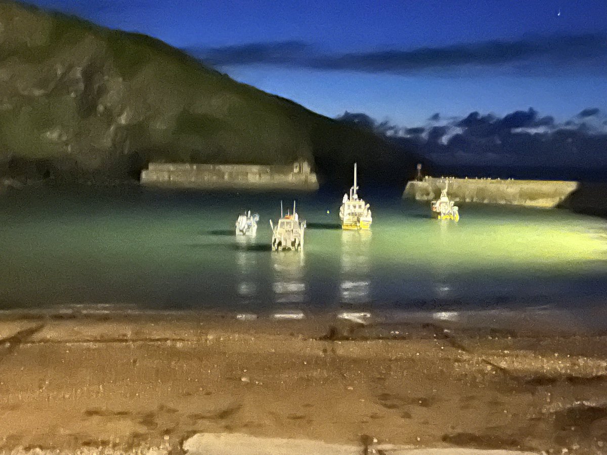 On day 1,496 of #Bethankful, I’m thankful for being back in my favourite little piece of heaven #PortIsaac The photo I took tonight looks fake!