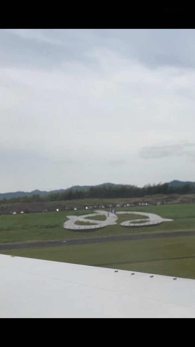 おはようございます。
昨日、高松空港から離陸する際、讃岐大旗隊の方が大旗を力強く掲げて、チームを見送ってくれました。
今日（5/3）は、アウェイFC琉球戦、14時Kickoffです。
勝利をつかむために全力を尽くします。
#ALLFORSANUKI
#カマタマーレ讃岐