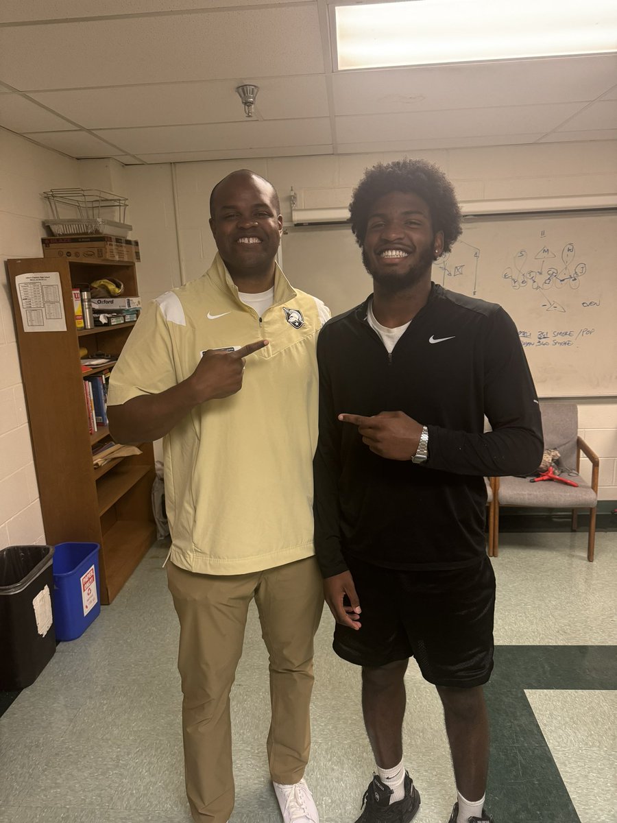 Thank you too @CoachASmith3 for coming to visit me at my school! #GoArmy #PlayAtThePoint ⚔️🏴‍☠️