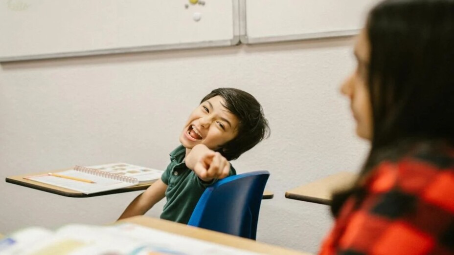 ¡Alto al bullying! Las víctimas suelen presentar algunos indicadores que pueden alertar a los padres. Te explicamos cómo saber si tu hijo lo sufre y dónde denunciar estos actos. aztecanoticias.info/4aZSsWf