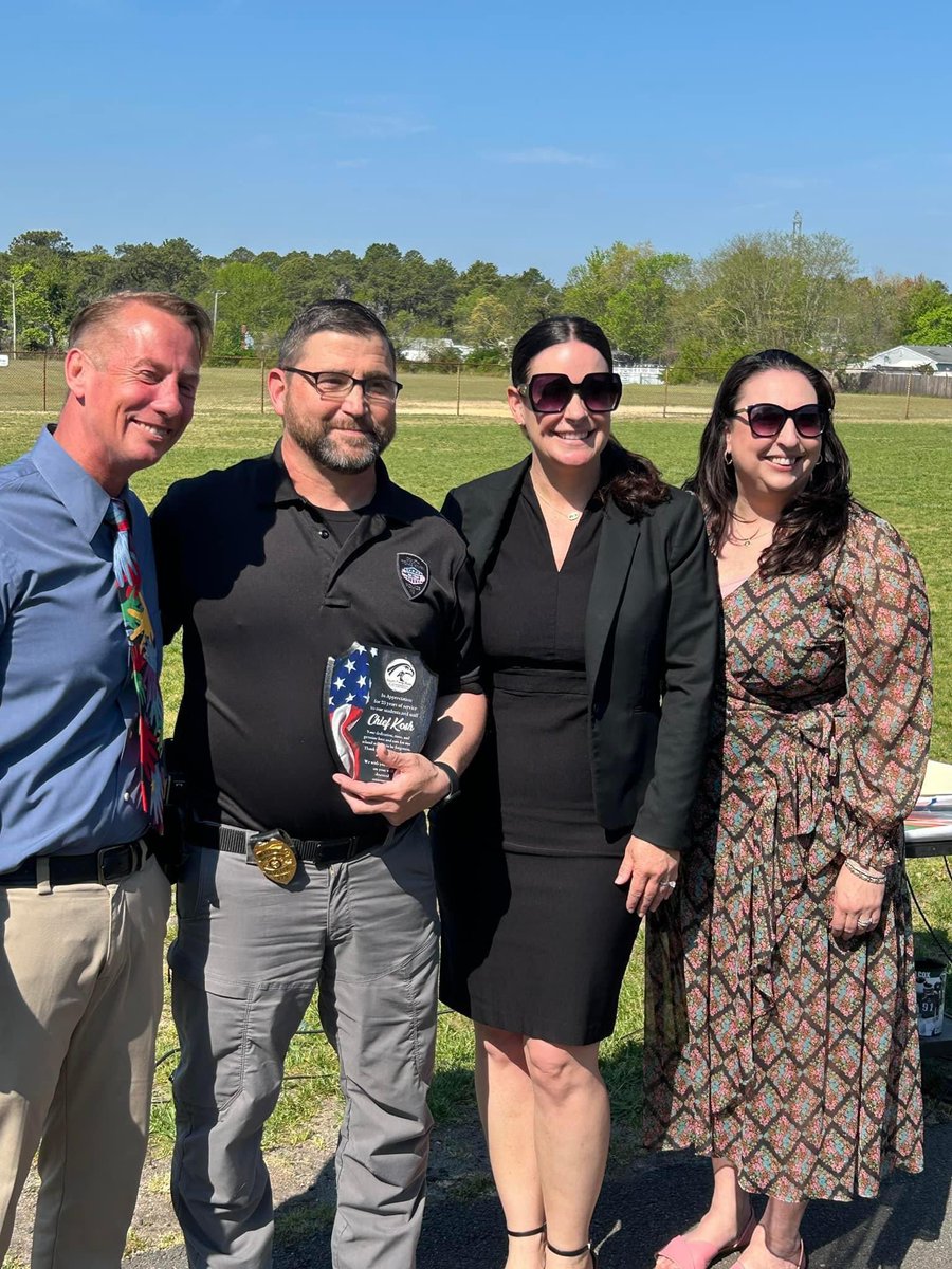 Today, students and staff at STRE gave soon to be retired Chief Kosh a fitting send off! TY cards, well wishes &  plaque were presented before the Connect With Cops event. Your dedication to connecting with our youth has changed lives! @wearetrschools @DennisStre @nmustica #SOAR