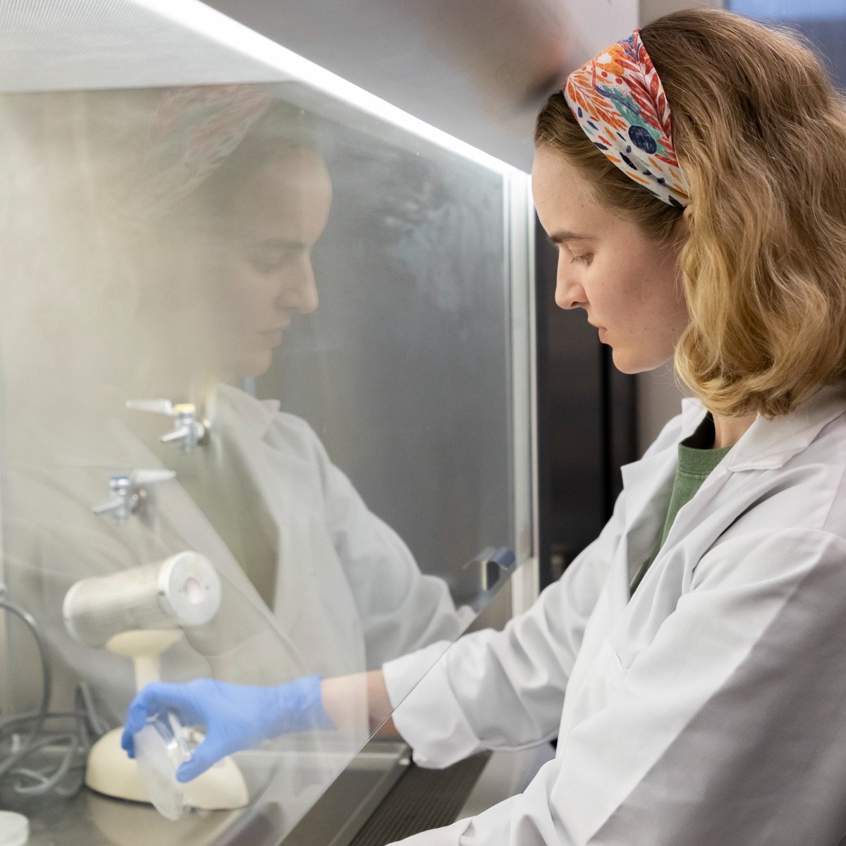 Kona Swift, an @ArkansasEPP Ph.D. student in Prof. Burt Bluhm's plant pathology lab, researches fungal pathogens affecting #soybeans, aiming to prevent disease. Her favorite parts of grad school: learning new skills & making an impact through her work. @AginArk #AgFoodLife