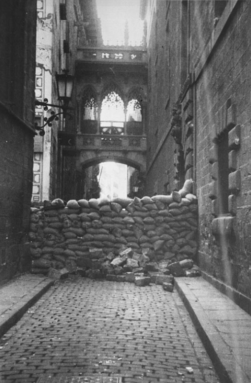 historiesdebcn's tweet photo. Barricada aixecada al carrer del Bisbe durant el anomenats Fets de Maig, que van començar #TalDiaComAvui de 1937.  

📷 ANC https://t.co/17Ipgzeyhr