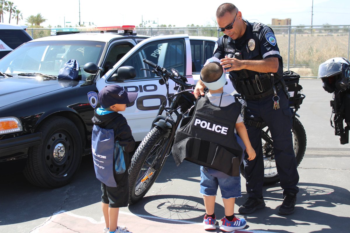 Indiopd's tweet photo. Thank you Oliphant Elementary School for having us this week for Community Helpers Day! #communityhelpersday #indiopolice #ourcommunityourcommitment  @DesertSandsUSD @CityofIndio https://t.co/mhhe1rvmVy