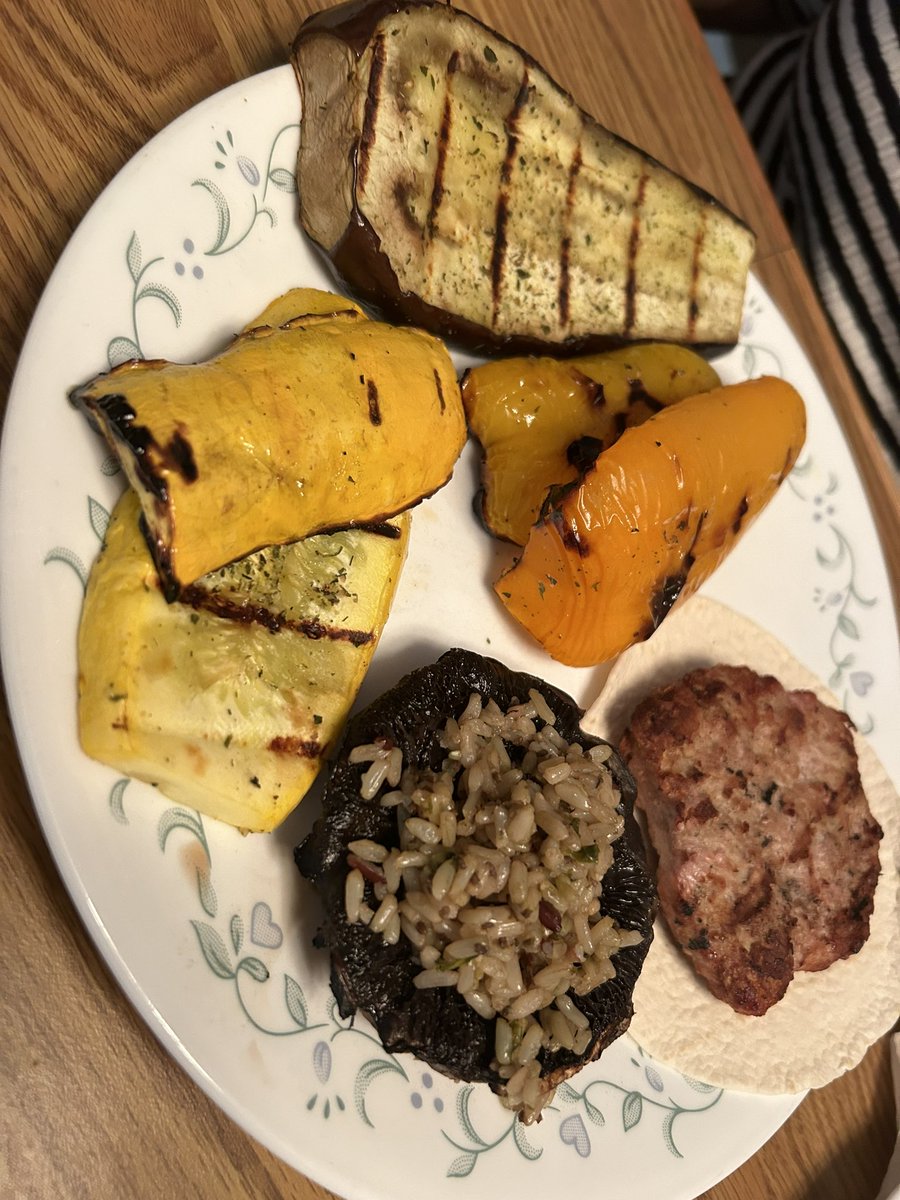 I'm not a grill master, but while I was in New York I learned how amazing it makes food! I know there's much more about this craft and I want to discover it. Today was turkey burgers and veggies 🥗😋