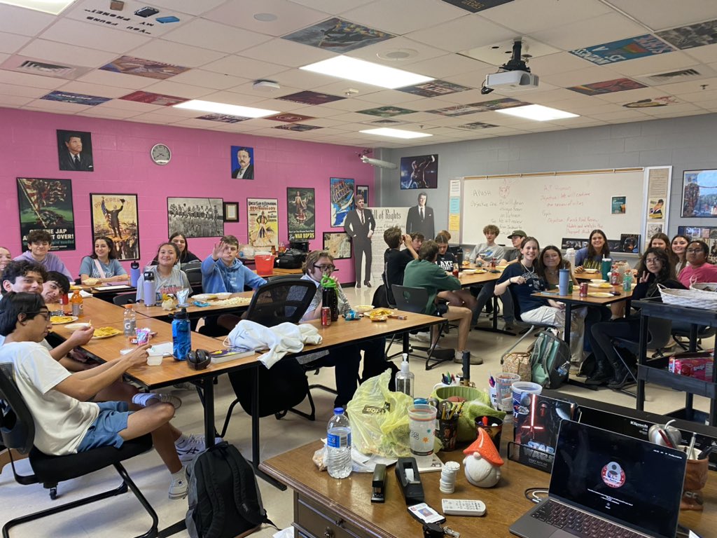 Part 2 of APUSH bootcamp…. Look at these smiling faces! Love it! Thank you Mr. Van Houten! 🤓📚
@CLHSPrincipal @laurensmithclhs @canyonlakehs @Ms_Raabe #TodayInComal @cisdnews @trpinkham #thelakeisrising #keeprising