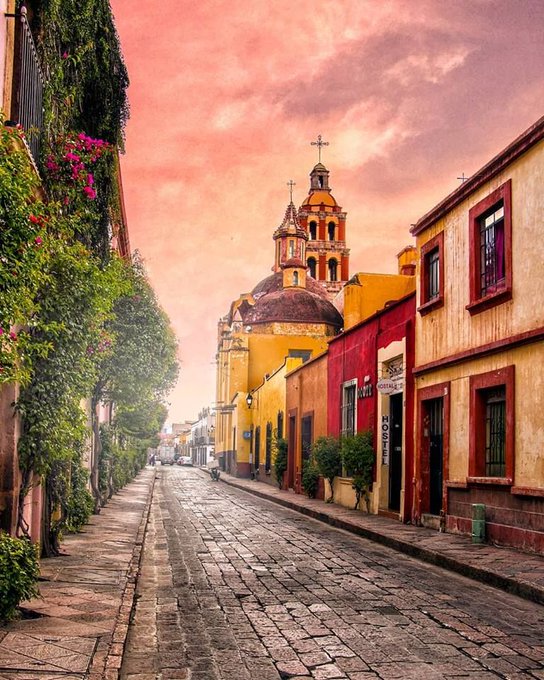 El Centro Histórico de #Querétaro es #PatrimonioCultural por la UNESCO, gracias la belleza de su herencia colonial bien conservado y el valor histórico de sus inmuebles.

Reserva hospedaje en 
Call Center +52 612 175 0860 
Whatsapp wa.link/x66qn5
#Viajes #viajeros