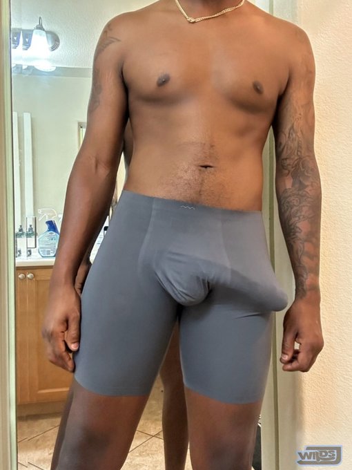Rt if you love bulges 🍆 https://t.co/tjQHtYHH0M