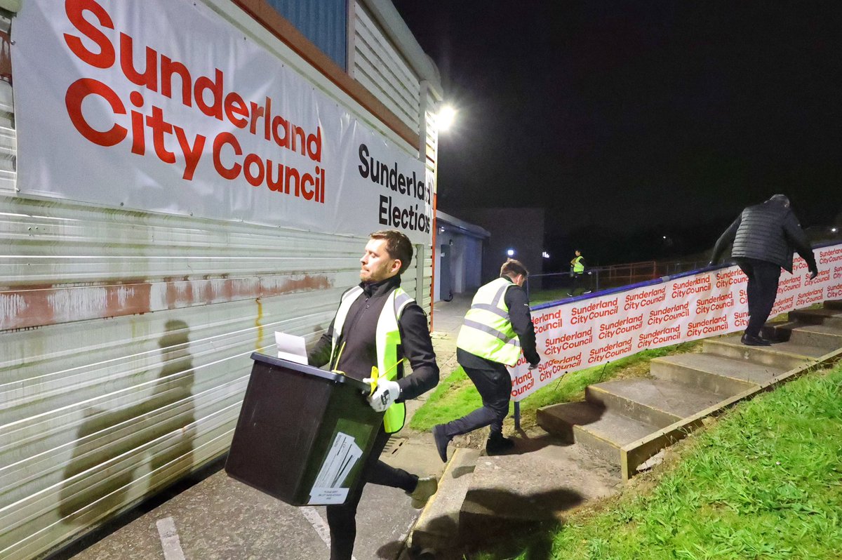 Ballot boxes arrive to be counted at the Silksworth Centre as the city of Sunderland get the 2024 Local Elections count underway this evening. Pic by @RaoulDixonNNP #LocalElections2024 @SunderlandUK