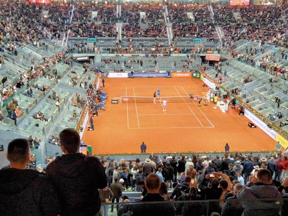 Toda la mitad baja llena de palcos vip, vacíos…
La mitad alta (los verdaderos aficionados al tenis) bastante llena.
Y luego que por qué decimos que Madrid es el peor M1000…
#MMOPEN