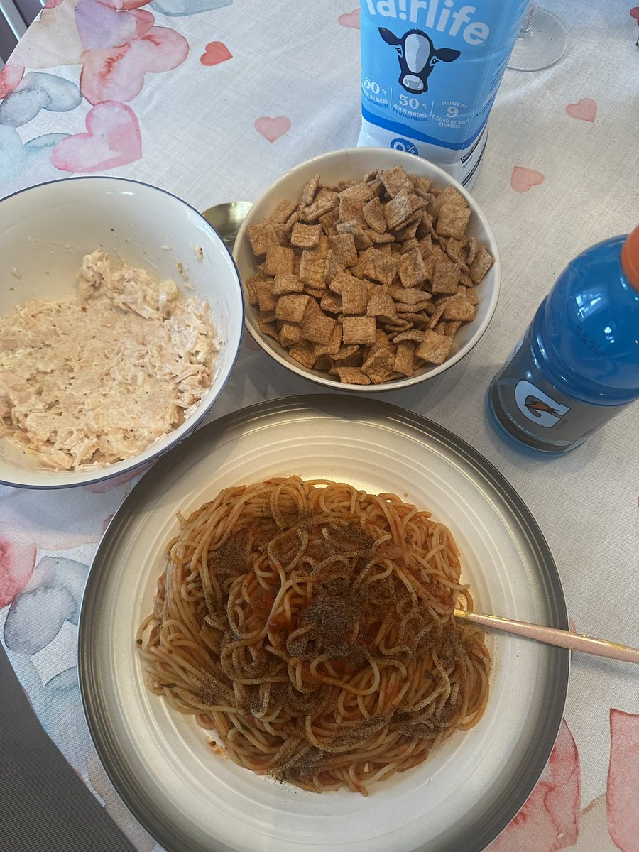 Carb loading fun; spaghetti, chicken salad, Gatorade, and Cinnamon Toast Crunch for supper🏃🏽‍♂️😋👍🏽💪🏽🥳😃