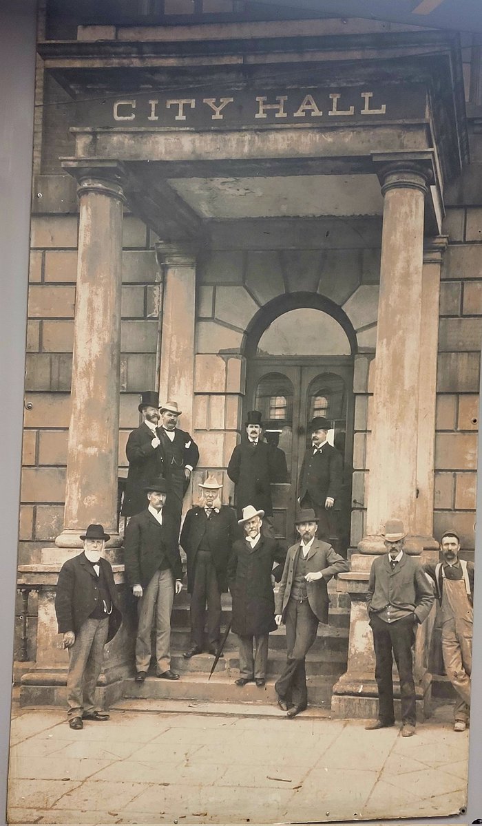 Came across this old photo just hanging around the St. Lawrence Market. What City Hall location was this at? Not sure if the building still exists @TorontoArchives @jeremy_hopkin