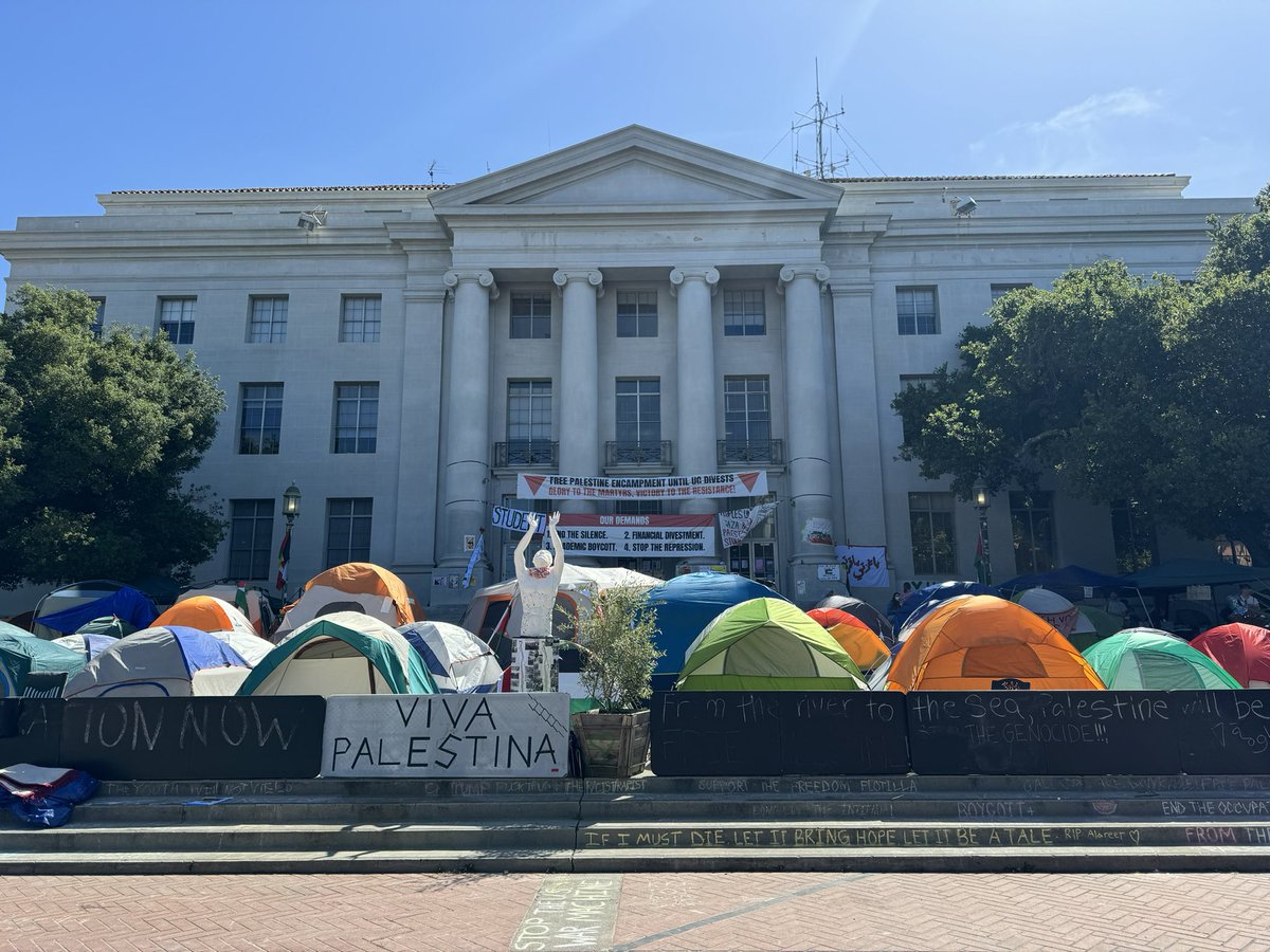On this afternoon’s #StateOfCA at 3:30 on @KCBSRadio, we take you to Sproul Plaza for a conversation with one of the student leaders of the pro-Palestinian, anti-Israel encampment at @UCBerkeley. Listen live: bit.ly/3Jx7aHk