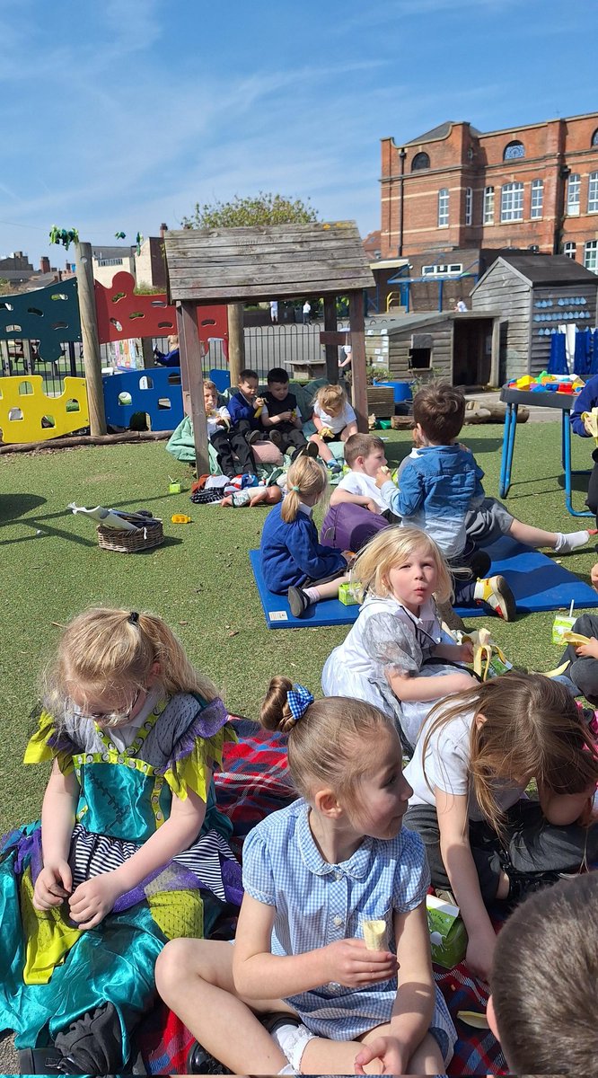 Snacktime in the sunshine, what  a lovely way to end such a beautiful day! @DeltaStrand
@HMSGrimsbyfs2 #MayisHere