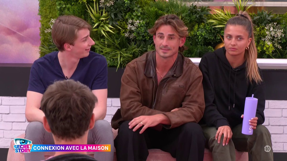 Maxence qui a pas pu se retenir d'envoyer un Scud sur les gens qui font la gueule sur cette séquence. 
'ça tire une tronche sans déconné'
'Si je reviens, je vais prendre ma revanche et je vais vous envoyez dans le sas un par un'. 😂😂😂
 #SecretStory