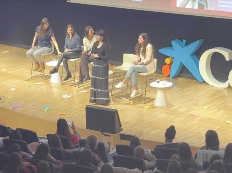 elisenda_bou's tweet photo. A @martinamassanam por mostrar cómo la tecnología puede usarse para detectar casos de bullying, y a valorar y enorgullecernos de nuestras diferencias. A #MartaRodriguez por hablarnos de sesgos y cómo la IA puede usarse para garantizar que todos tengamos las mismas oportunidades. https://t.co/KJ4Cbddt0v