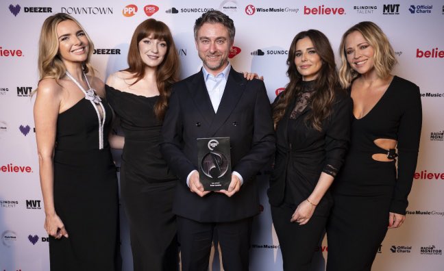 UPDATE || @GirlsAloud attended the @MusicWeek awards in London tonight to present The Strat trophy to Peter Loraine, with the special industry icon honour for his services to pop over three decades ❤️
@CherylOfficial @KimberleyJWalsh @NicolaRoberts @NadineCoyleNow