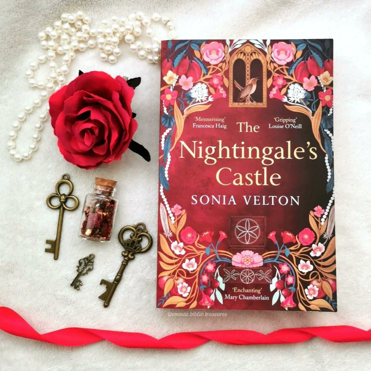 Happy #PublicationDay to this haunting masterpiece. #TheNightingalesCastle is a must for fans of gothic or historical fiction.

@soniavelton @AbacusBooks
@niamh_anderson @LittleBrownUK

emmasbibliotreasures.com/2024/05/02/pub…

#bookreview #BookTwitter #EmmasAnticipatedTreasures