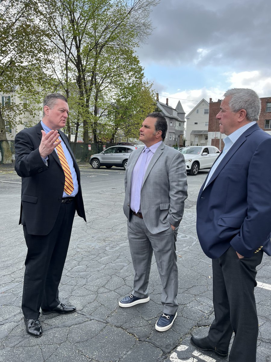 This morning, I visited the Everett Housing Authority with @MayorDeMaria and @StateRepJoe to discuss #Everett’s public housing units. The #AffordableHomesAct will support the repair, rehabilitation and modernization of our #publichousing units.