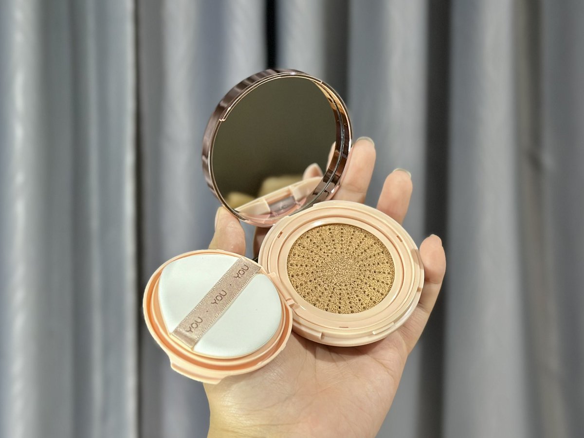 Baeky_longhon's tweet image. Y.O.U NoutriWear+Flawless Cushion Foundation ✨ คุชชั่นเนื้อบางเบา เนื้อฟิลเกาหลีเกาใจ  เบลอผิวปกปิดรอยแดง และยังดูดซับความมันส่วนเกินบนใบหน้าโดยไม่ทำให้ผิวแห้ง ที่สำคัญติดทนให้ผิวสวยยาวนานสูงสุด 16 ชม. ชอบมาก #ใช้ดีบอกต่อ #YOUBeautyTH #YOU24hNoutriwear