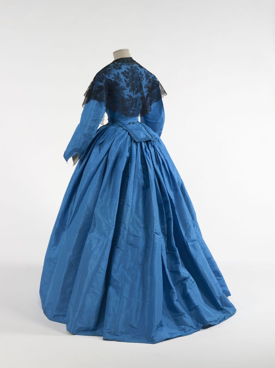 Dress, 1861-62.

Silk taffeta, passementerie,covered and embroidered buttons.

©️ @PalaisGalliera 
#FashionHistory