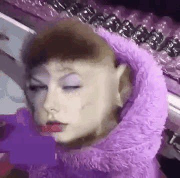 Phelliipes's tweet image. Eu tô tentando imaginar como Madonna tá conseguindo dormir com tanto de frango gritando e fazendo batuque na frente do Copacabana palace kkk