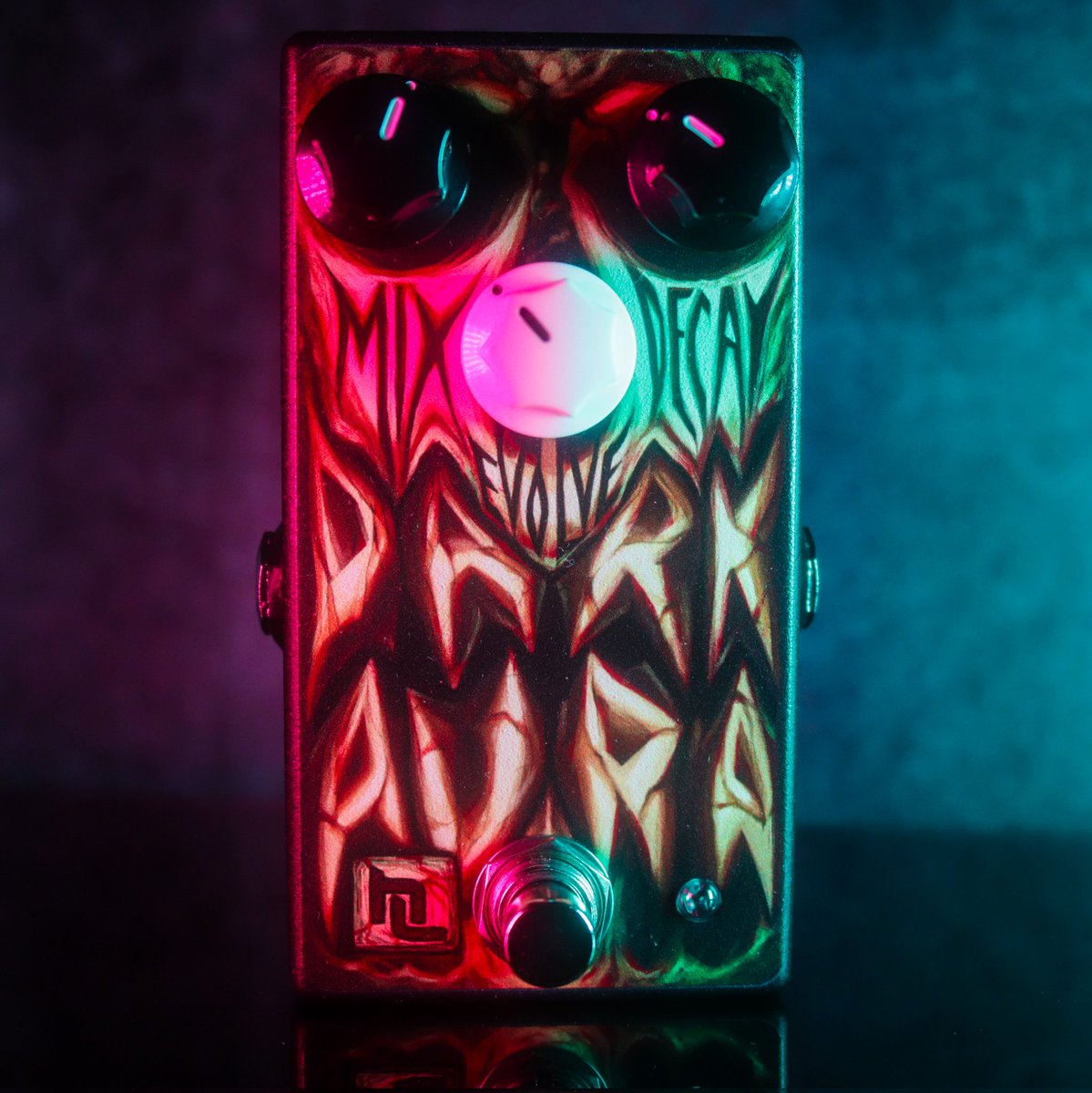 Exploring a vast spectrum of blissful ambience with the Dark Aura reverb tonight! Who else is dwelling in reverb land?

#knowyourtone #guitarpedals #reverb #reverbpedal #effectspedals #guitareffects #guitarfx #stompbox