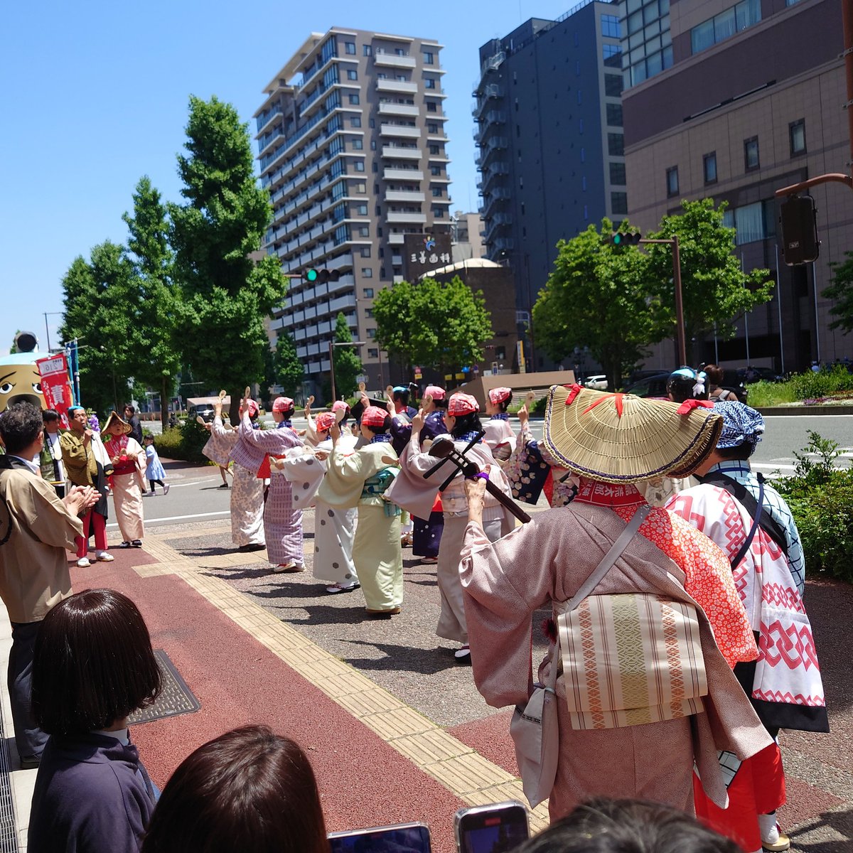 博多町人文化連盟様にお越し頂きました！ 賑やかで華やかな演奏とともにお祝い頂きました。 ありがとうございます！ #博多どんたく