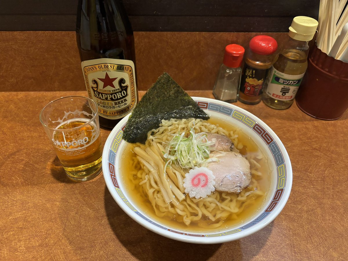 今日のお昼ごはんは
のぶさんでにぼし中華🍜と
大人の麦茶🍺😆
味も最高で盛り付けも綺麗で
丁寧なお仕事されてて大満足でした❗️
ご馳走様でした😋

 #手もみ煮干し中華のぶさん