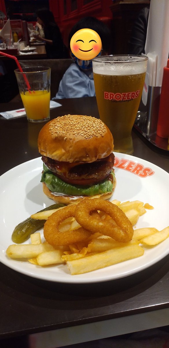 今日の昼はハンバーガー🍔😋