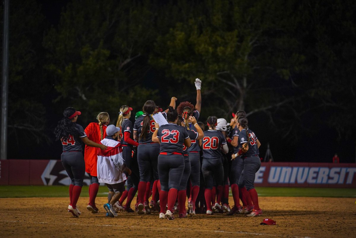 WALK US OFF DENAE! She hits it to the gap in left center to score Rachael from second for the 4-3 WIN! #GoLobos