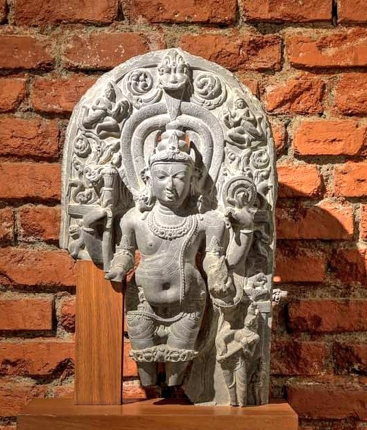Such a beautiful Vamana Deva sculpture from Bengal. Pala dynasty, 11th Century. Sadly, you & I can never see it as it was auctioned for a whopping ₹14 Lacs to a private collector.
