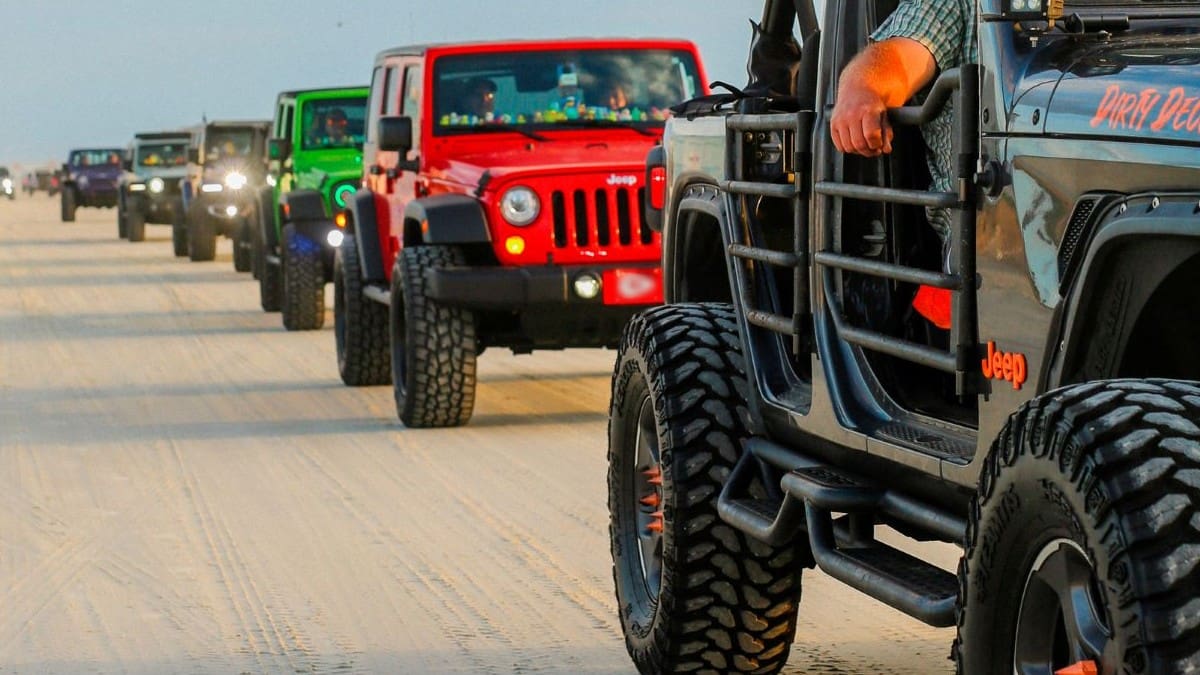 Daytona Beach saw a ten-mile long parade of Jeep 4x4s! A stellar year for the Jeep Beach celebration. torquenews.com/3768/jeep-draw… #Jeep #JeepWrangler #Stellantis #JeepGladiator