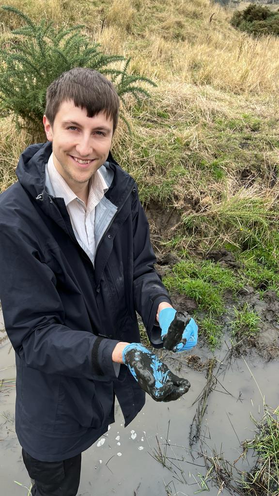 It's #MyScienceMay! I'm Owen, environmental geology lecturer @UTAS_, shown here collecting sulfidic mud.
My research is mainly on critical elements like cobalt and tellurium and their behaviour in the environment, incorporating fieldwork and many analytical techniques!