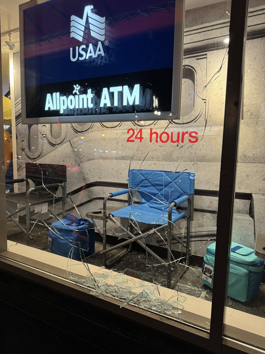 dcjpad's tweet image. Someone just shattered a window at CVS on #DupontCircle while I was checking out. Staff scared for their safety. @DCPoliceDept officer frequently stationed in vehicle out front seems minimally useful. Why does DC tolerate this? #SecureDC @CMBrookePinto @PoPville