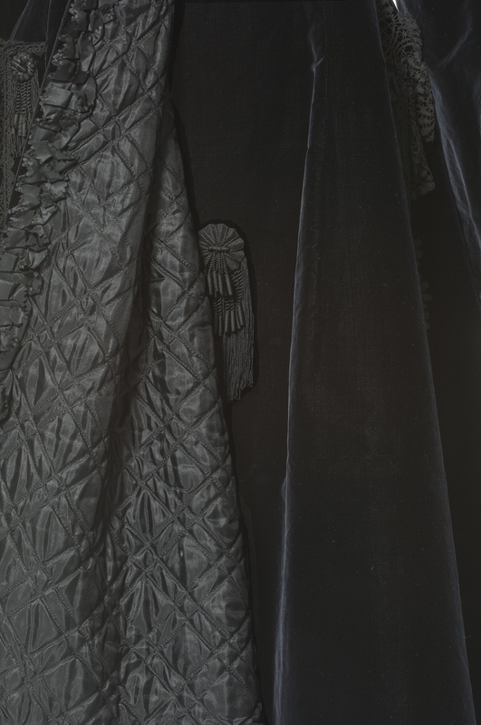 Fabulous Coat, 1870-79.

Silk velvet, passementerie, lace, lined in quilted silk. J'adore ❤️‍🔥

©Les Arts Décoratifs
#FashionHistory