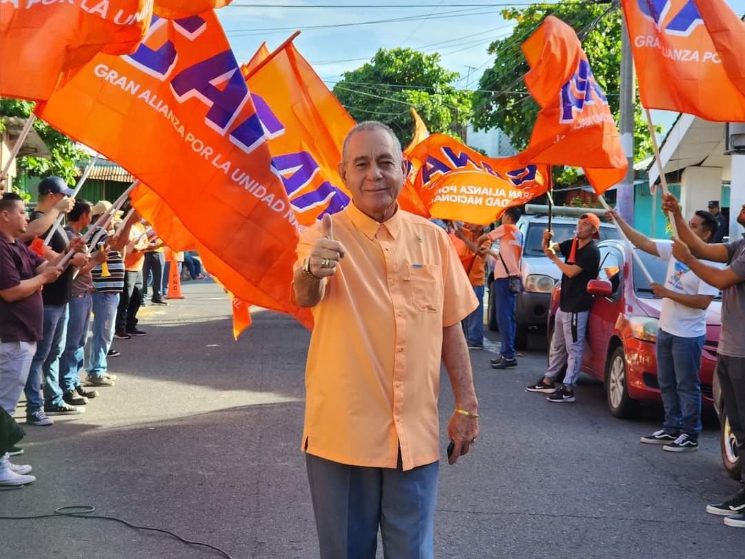 ultimahsv's tweet photo. #ClasePolítica | Alcalde de La Paz Oeste, Salvador Menéndez, se asignó un salario de $9,000, más gastos de representación por $2,000.

Su síndico municipal tendrá un sueldo de $5,800. https://t.co/JoCS7aN5NM