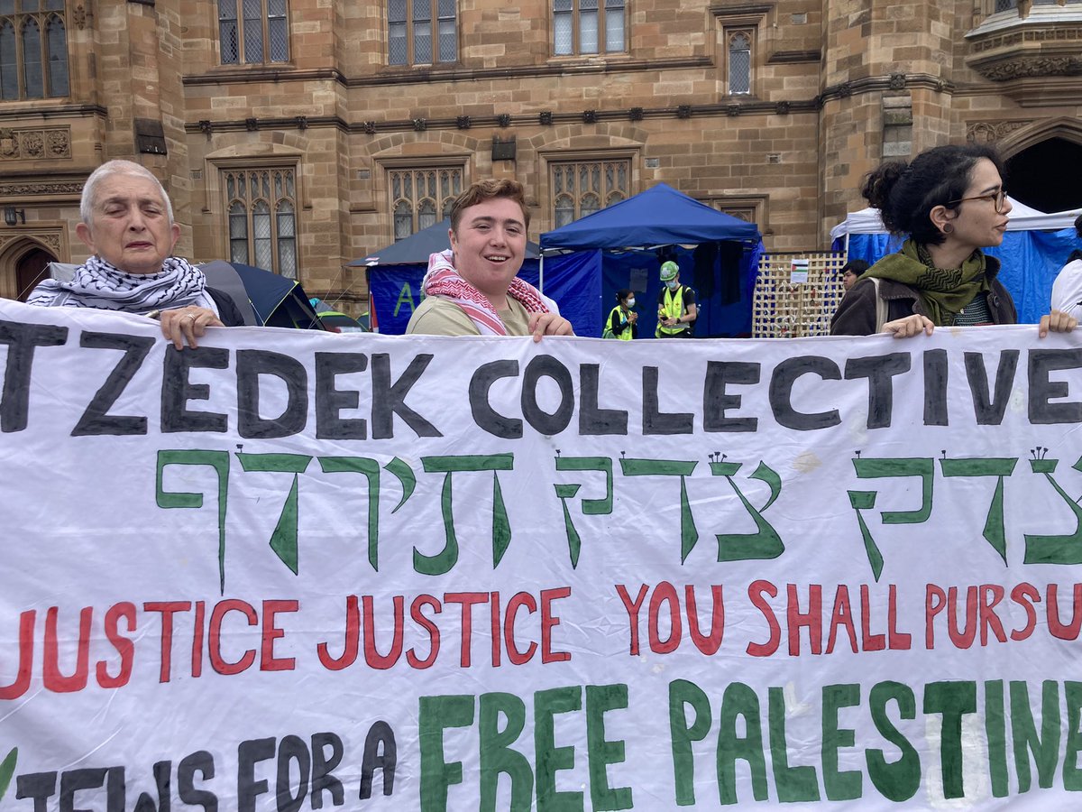 Tzedek members went down to the @SFP_USyd encampment to stand form against a pathetic Zionist attempt to counter protest. They all went away with their tails between their legs. Good Shabbas all! And Free Palestine!!