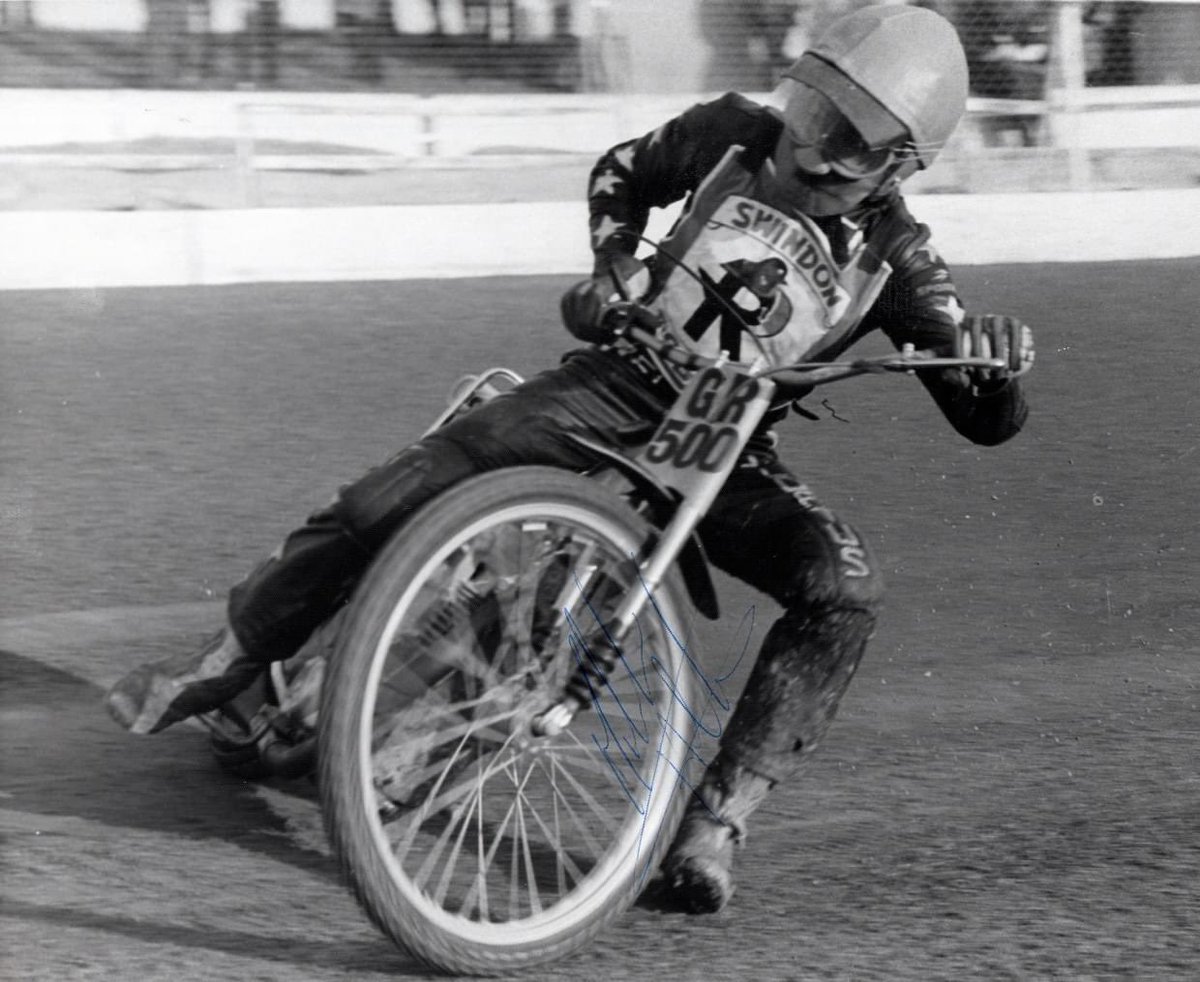 Remembering Malcolm Holloway who passed away OTD in 2012. Watched the 'Mad Welli' from his first rides in the 2nd halfs @ Swindon, always an entertaining 4 laps (or less) to become a rider capable of beating the best. One of the most likable chaps in the sport. R.I.P. Malcolm.