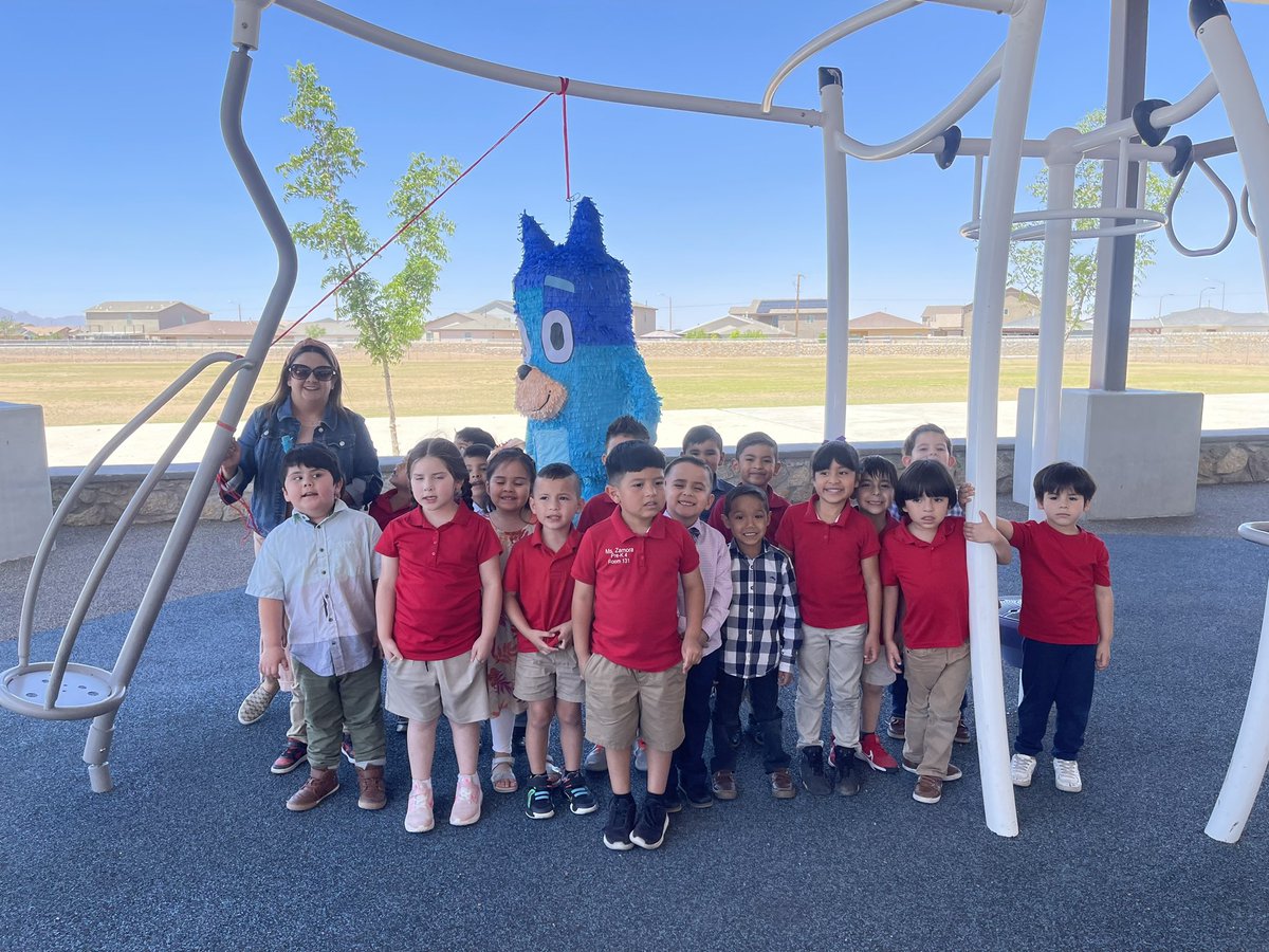 Celebrating Feliz Dia Del 👦🏻👧🏻 with a Bluey piñata! 😁🎉