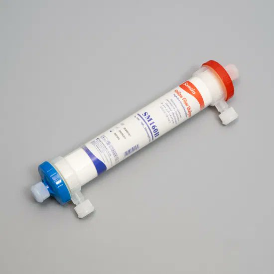 Composition d'un Kit de dialyse 

•Rein artificiel ou dialyseur (le tube en blanc)
•Concentré acide (liquide)
•Poudre de bicarbonate
•2 aiguilles de ponction
•Du Sérum physiologique (Sérum Salé)
•Héparine (anticoagulant)

De ce qu'on m'a une fois fait savoir c'est 23k ...