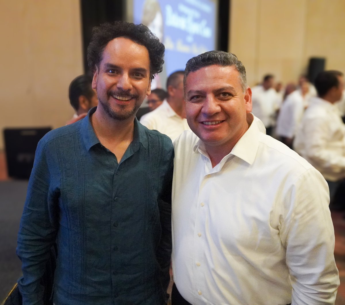 JavierTapiaS_mx's tweet photo. 🙌🏻 Encantado de coincidir y saludar a un aliado de los 
#Guerrerenses en el impulso de la educación y de las ciencias sociales. 🎓 ¡Un abrazo mi amigo! 🙌🏻📚 
.
#Educación #Compromiso #AlianzaPorElProgreso #Guerrero https://t.co/slt58TxcqH