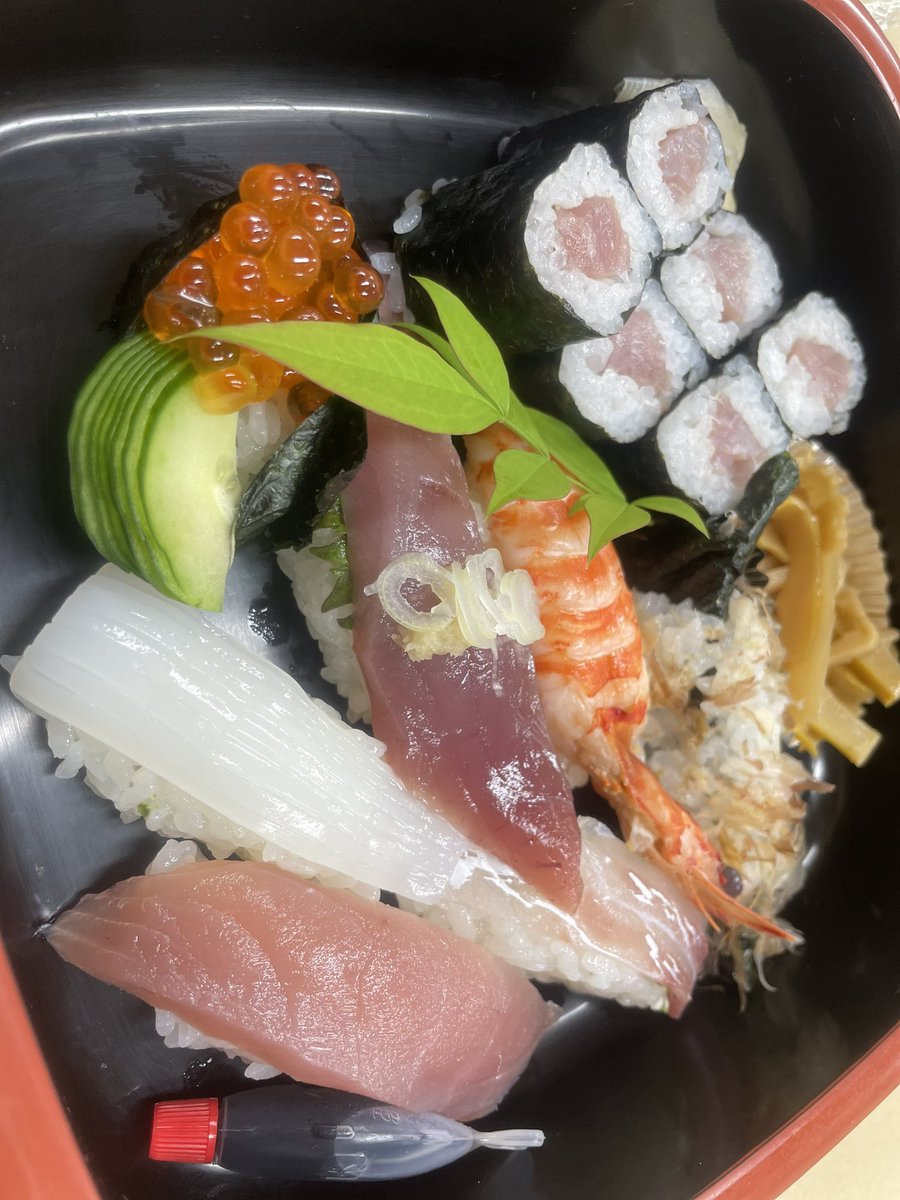 i_irushimu's tweet image. 今日は何と！！！？
ゴールデンウィークなので特別にお昼はお寿司をとりました🍣
皆さん喜んでくれてよかったで♪
＃就労継続支援
＃Ｂ型
＃gw