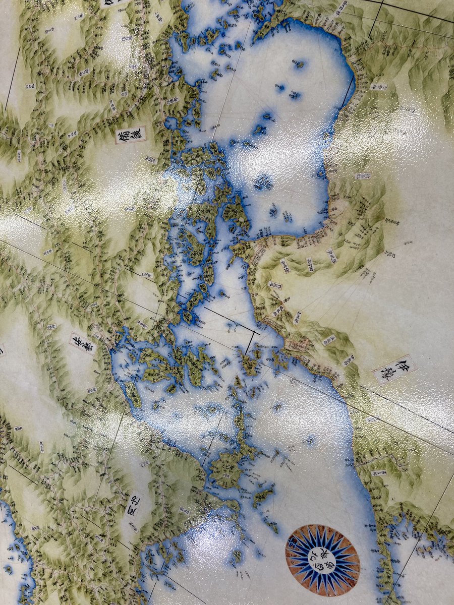ゼンリンミュージアム。伊能忠敬の島嶼部の地図表現は、測量した島は緻密に、足を踏み入れていない島は鳥瞰図風にイラストで、それぞれ描き分けられているらしい。飛島は行っておらず対馬は行った。舳倉島は沖合すぎて存在すら怪しまれたのか地図に描き込まれてすらいない。瀬戸内海の島々はほぼ網羅。