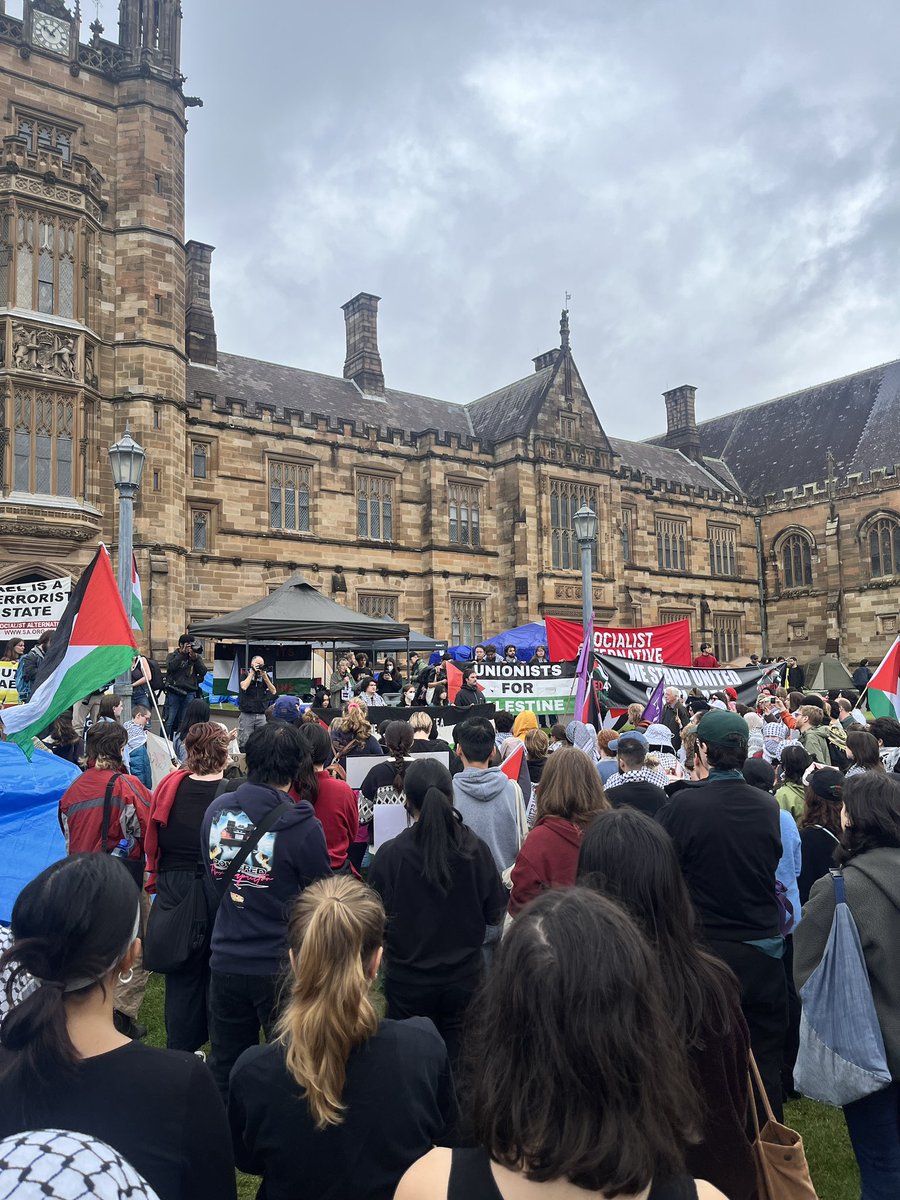 Amazing organising today and I’m so glad many people showed up to support the encampment and I also loved seeing USYD staff standing alongside their students 😭
From Gadigal to Gaza 💕