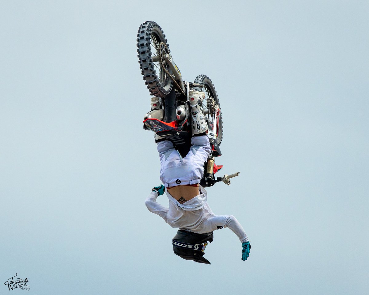 Saying 'Hi'! . #bike #motocross #freestylemotocross #dirtbike #motorcycle #supercross #keithsayersfmx #ksfmx #monsterenergy #monsterenergysupercross #actionsports #actionshot #actionphotography #shotoncanon #canon #eosr #photography #pictureoftheday #sigma #mylensrental #hi