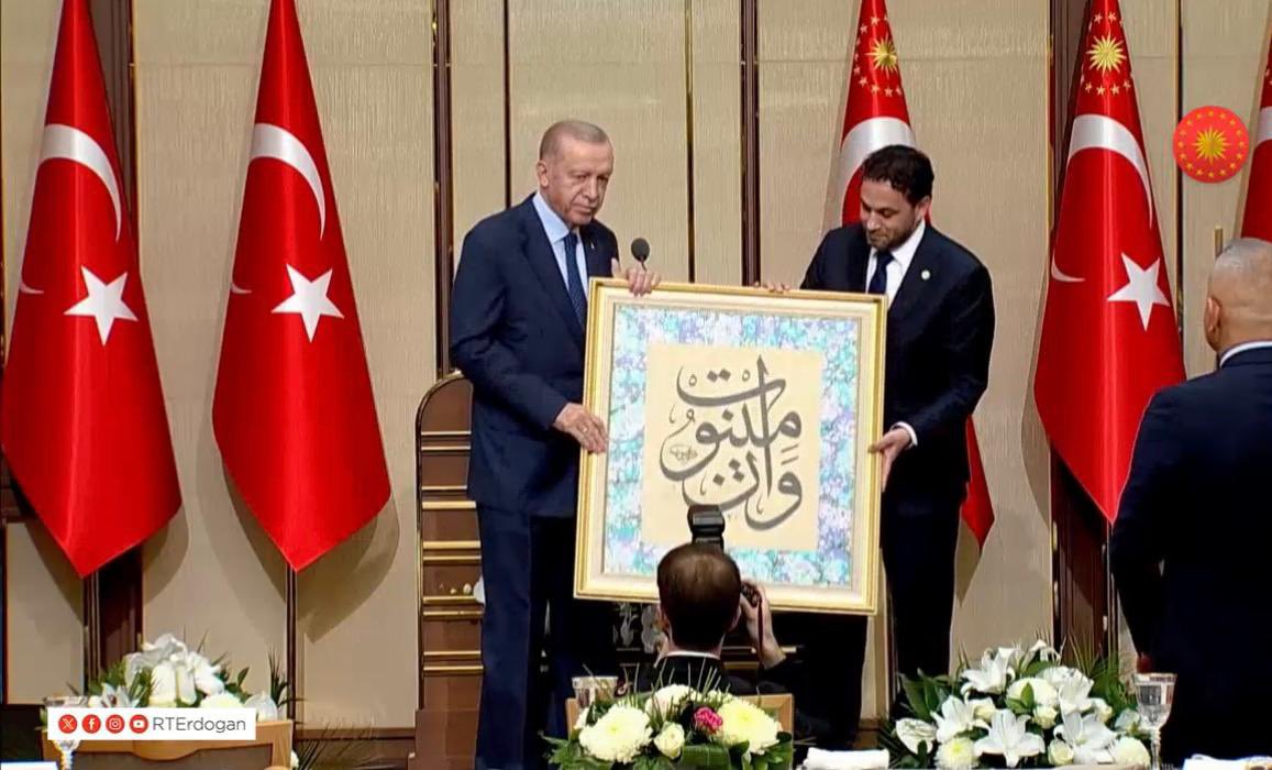 aslankenan_nl's tweet photo. Ayrıca, ünlü hattat sanatçı Mahmut Şahin’in “ONE MINUTE” (وان مينوت) silüs yazılı eserini, tüm teşkilatımız adına Sayın Cumhurbaşkanımıza
takdim etme şerefine nail oldum.
#davos #oneminute #uid20 https://t.co/HMjeBdKqiy